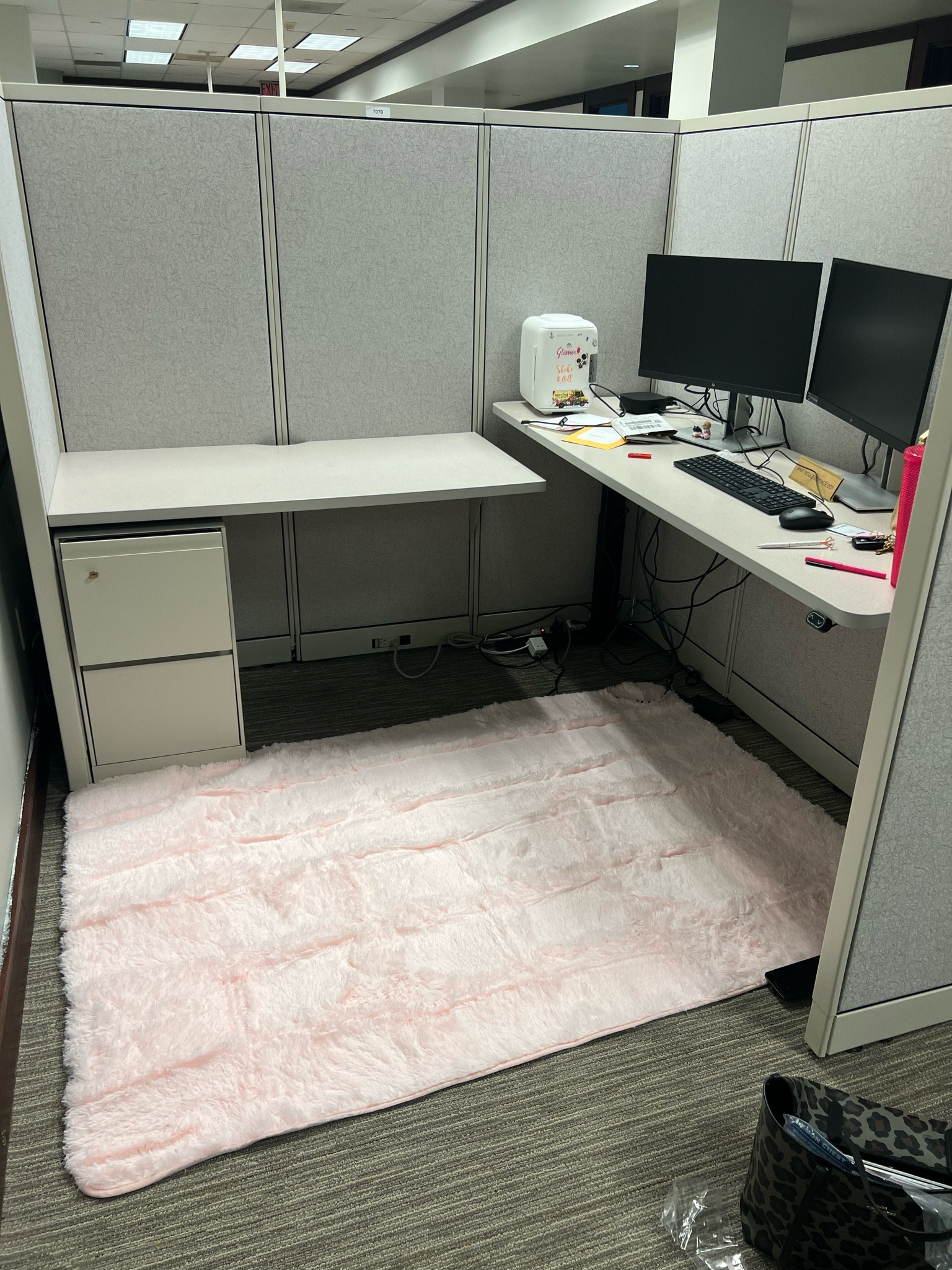 #officedecor #pinkrug #rug #office #workwear 