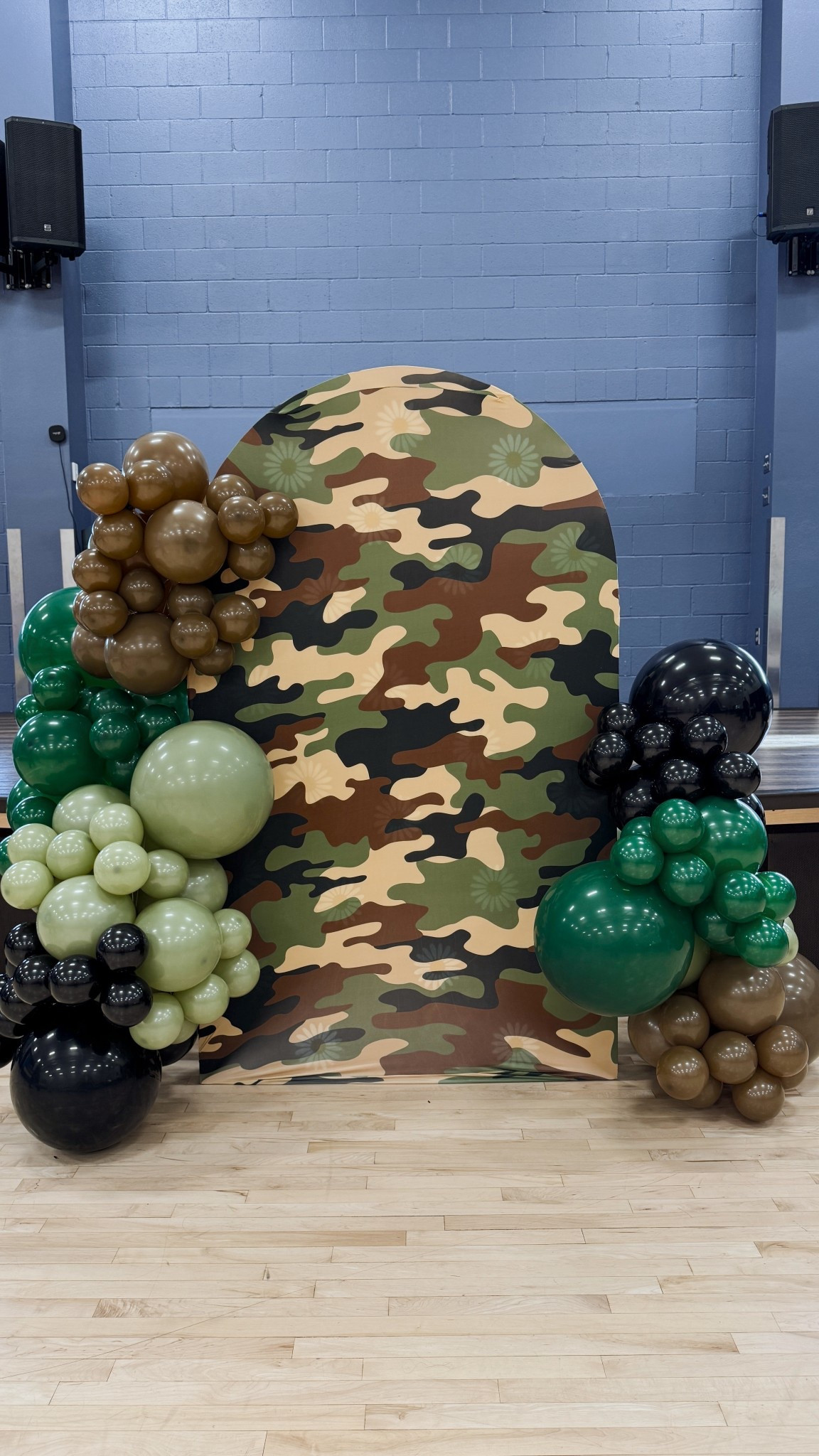 Camo backdrop and balloon garland