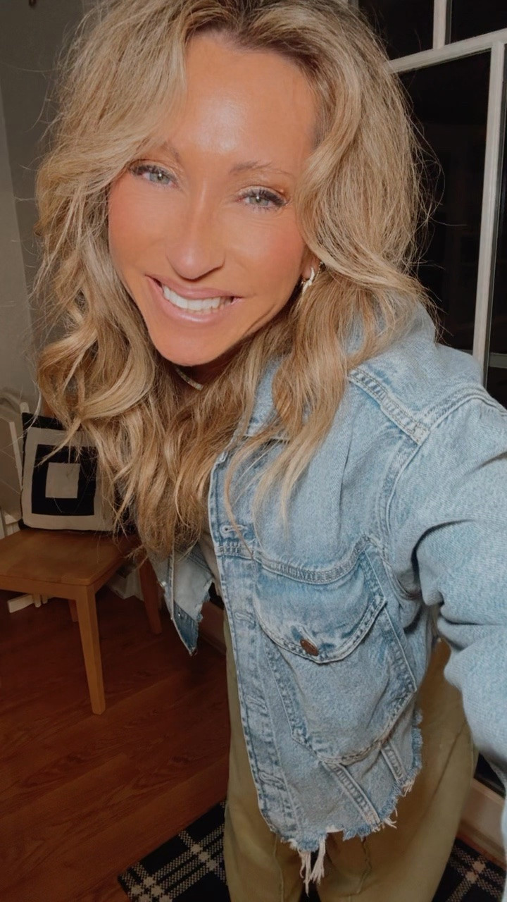 Thankful the weekend has started… dressing up relaxed pieces is my specialty… might as well be comfortable...


Melinda Maria discount in my links on Instagram! 

#LTKxAerie #LTKootd #LTKgrwm