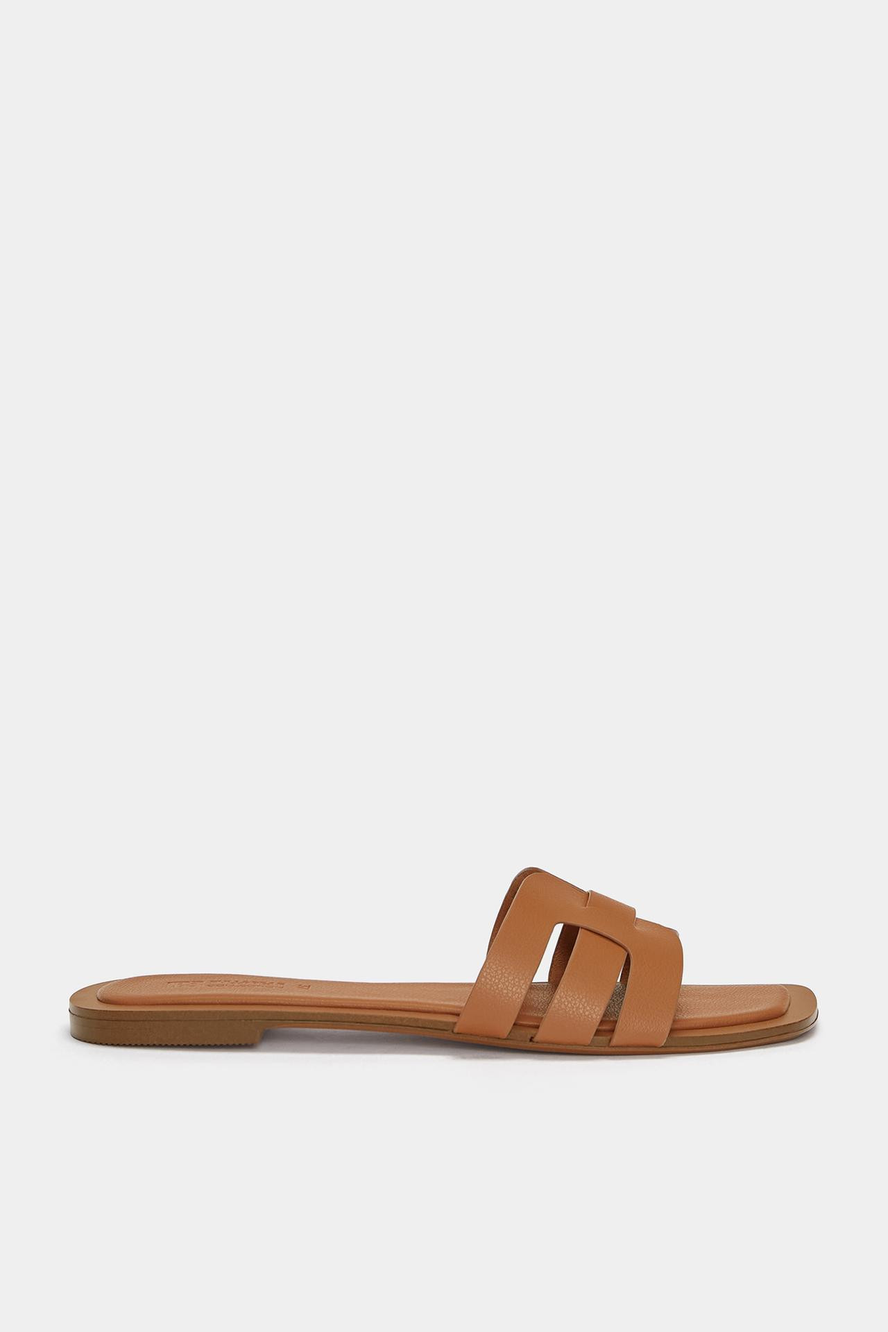 Flache Sandalen mit gekreuzte Riemen | PULL and BEAR DE
