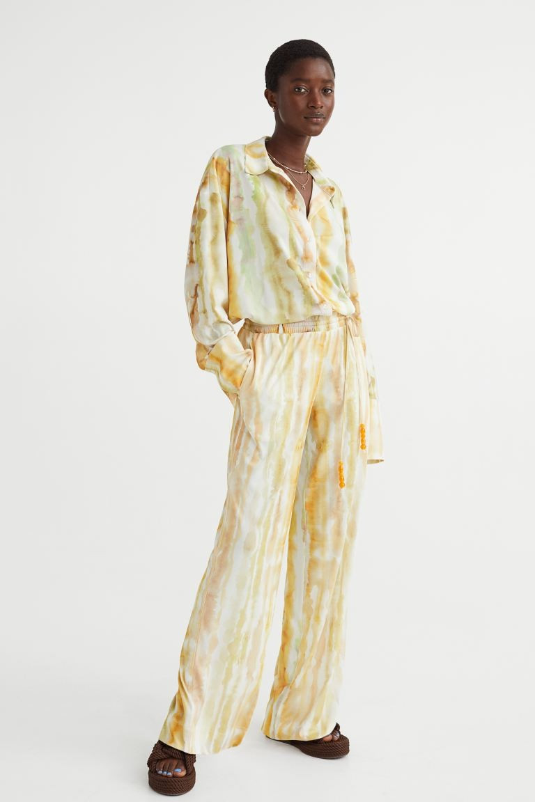 New ArrivalRelaxed-fit trousers in jersey. High waist with covered elastication and a drawstring ... | H&M (UK, MY, IN, SG, PH, TW, HK)