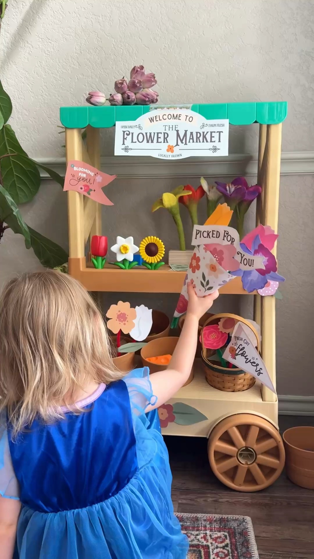 A morning full of play in the cutest little flower shop 🤭 brought to you by the cutest @The Letter Vee  designs! This was so much fun to create 🌹 

#pretendplay #toddleractivities #thelettervee #artsandcrafts #toddlercrafts