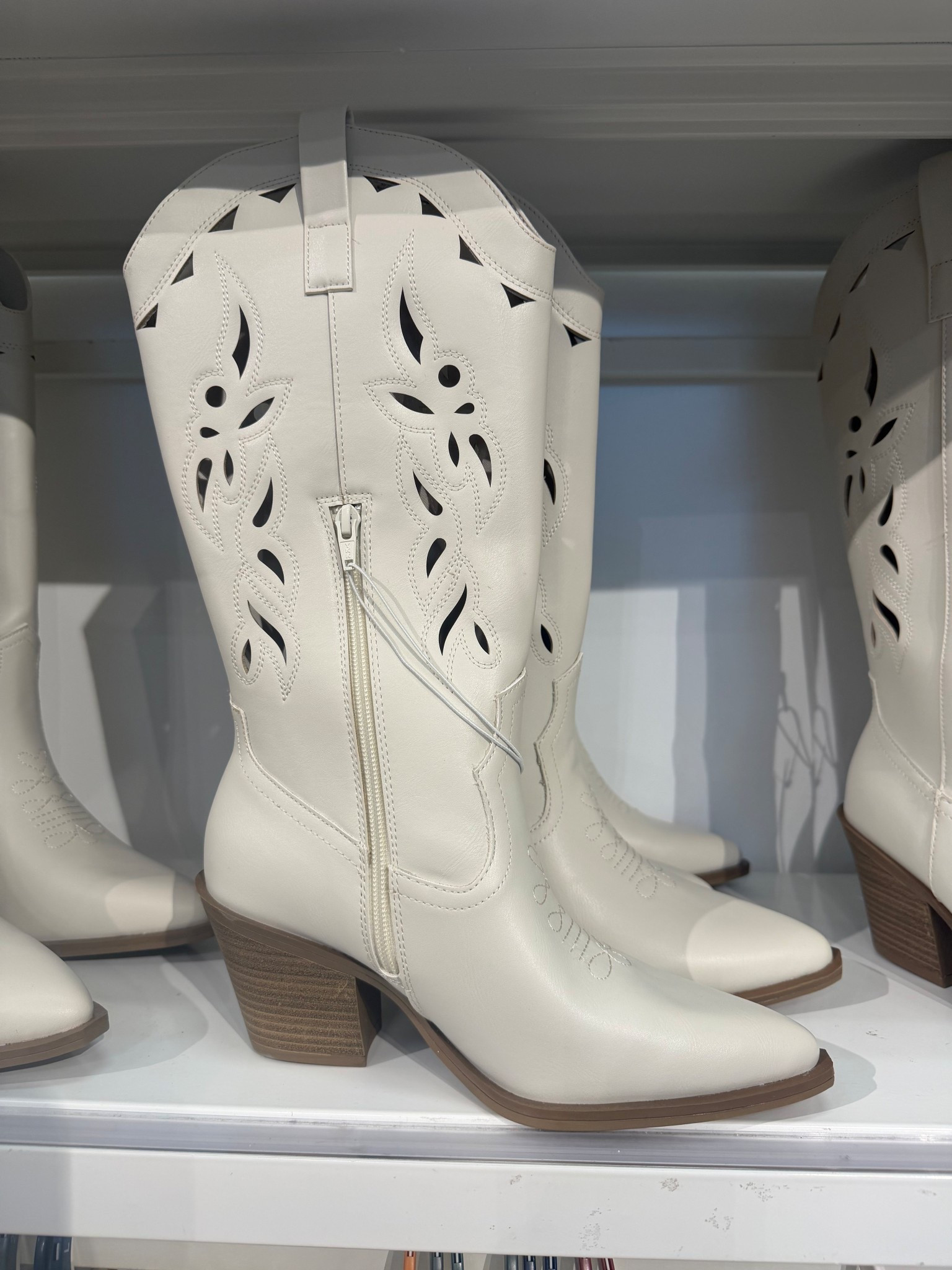 The viral western boots everyone’s crazing over 🤠

Memory sole inside = very comfortable 

Almond closed toe , mid calf, 2.5” cone heel  and a side zipper closure! 

Fits TTS 

Western boot , cowgirl boots , affordable style, cram boots, spring style 