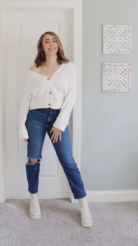 Comfy winter outfit idea for the girl on the go!

Boots | jeans | sweater | Abercrombie & Fitch | Chelsea boots | white boots | Sam Edelman | button down sweater | button. Down sweater