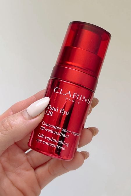 A @clarins Total Eye Lift appreciation post. IT IS SO GOOD YOU GUYS. If you wake up looking puffy, put this on before you apply your makeup. Makes such a big difference in such a short amount of time. @sephora @clarins #sephora #clarinspartner #clarins

