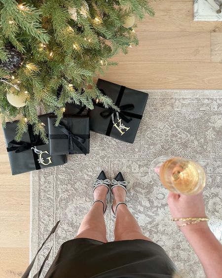 Christmas gift wrapping inspo 🖤

Amazon, gift guide, holiday party shoes, living room rug, Christmas tree

#LTKGiftGuide #LTKhome #LTKHoliday