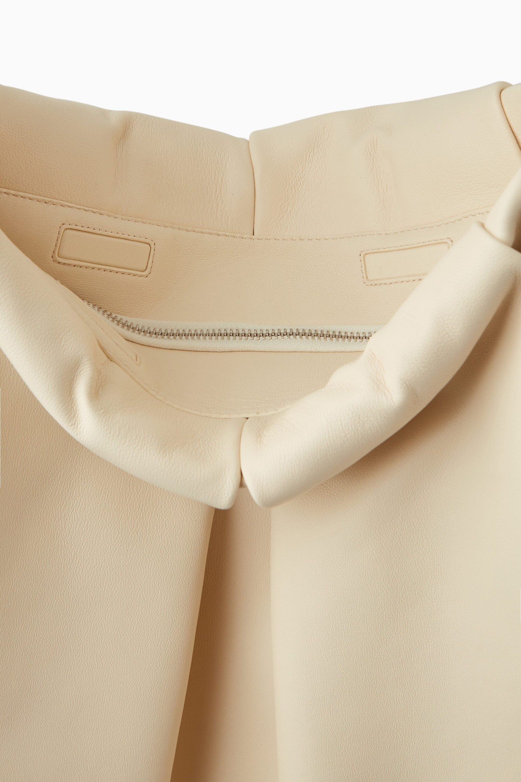 OVERSIZED-SCHULTERTASCHE MIT FALTEN - LEDER - CREMEFARBEN | COS (EU)