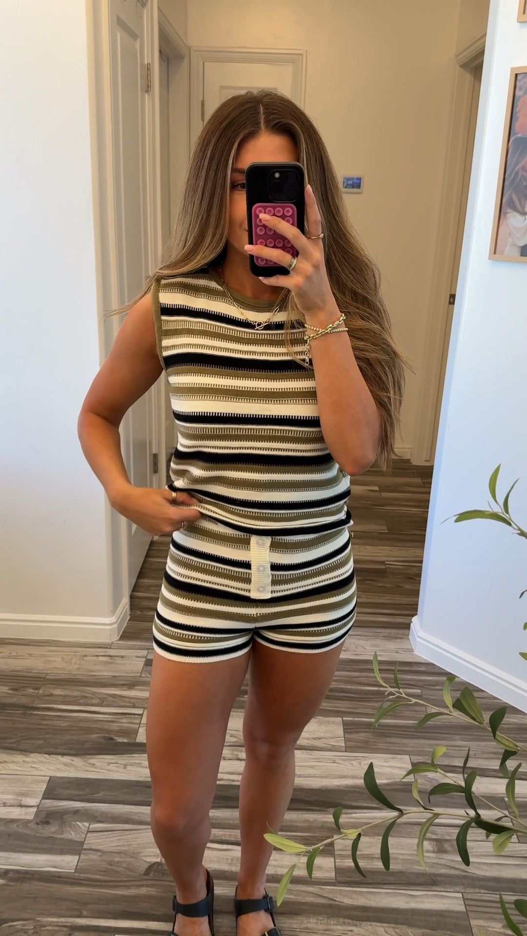 Size medium in top and bottoms for a little comfier of a fit! This knit material is thin enough for summer but thick enough that it’s not see through 🫶🏼 then green boxers are sold out but the pink color way 😍