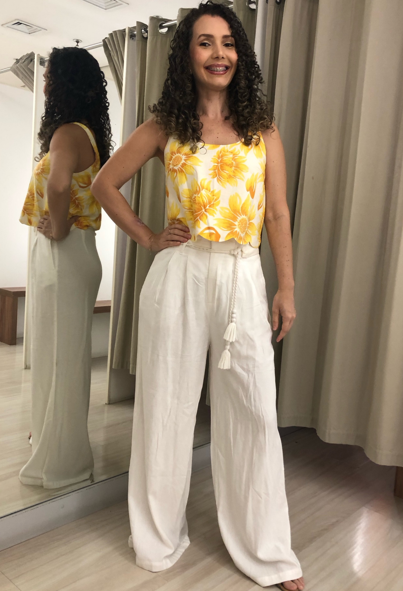 Mais um look que já representa o verão cheio de estilo e frescor!
Blusa estampada em flores amarelas combinada com a calça de linho branca que possui cinto de corda e tassel, belíssima!

#LTKdicadeestilo #LTKsummer #LTKbrasil