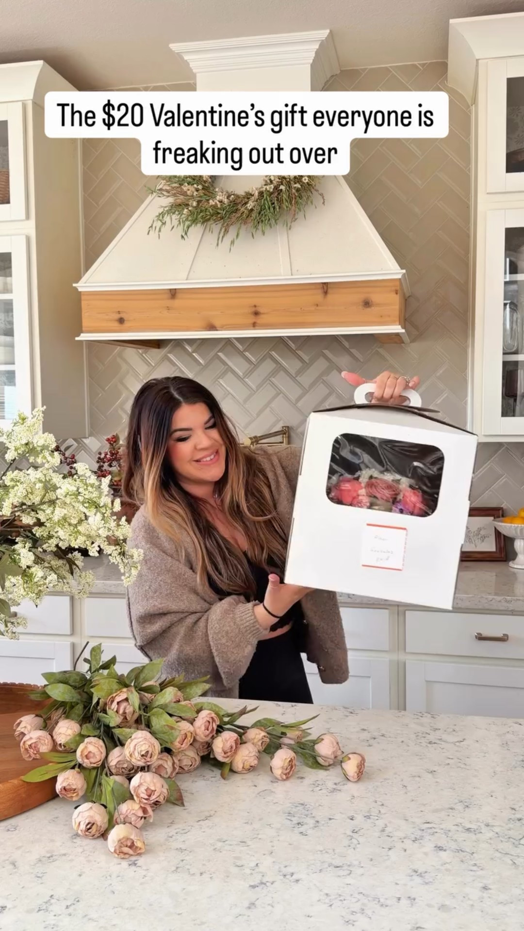 Cupcake for links! This $20 cupcake bouquet from Walmart is one of the most popular Valentine’s Day gift ideas right now 🧁💐
It’s an affordable Valentine’s gift that works for last-minute Valentine’s Day gifts, Galentine’s gifts, teacher gifts, and coworker gifts.
These Walmart cupcake bouquets look much more expensive than they are and are selling out quickly.
I linked it here so you can grab one before Valentine’s Day 💕