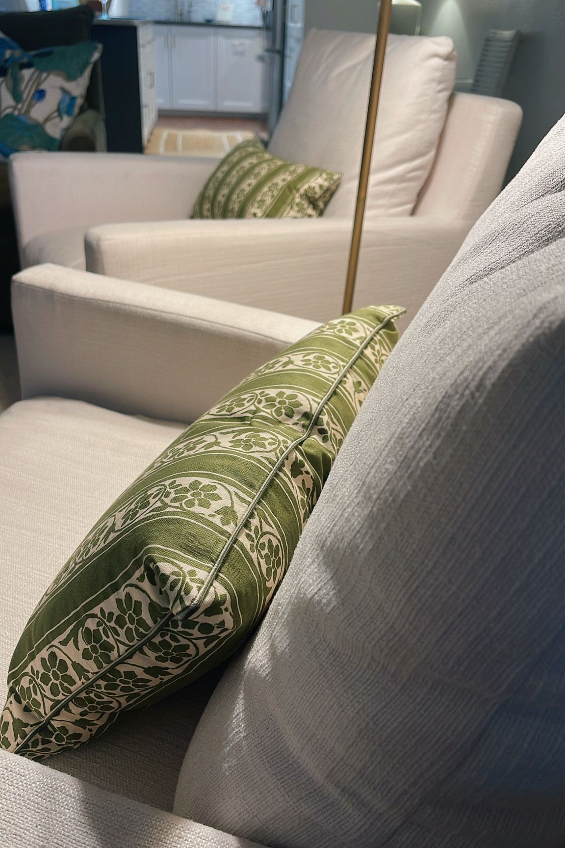 Did you know sezane sold pillows?! Best pet is they come stuffed so you don’t have to buy inserts! This is the small size. #sezane #pillows #throwpillows