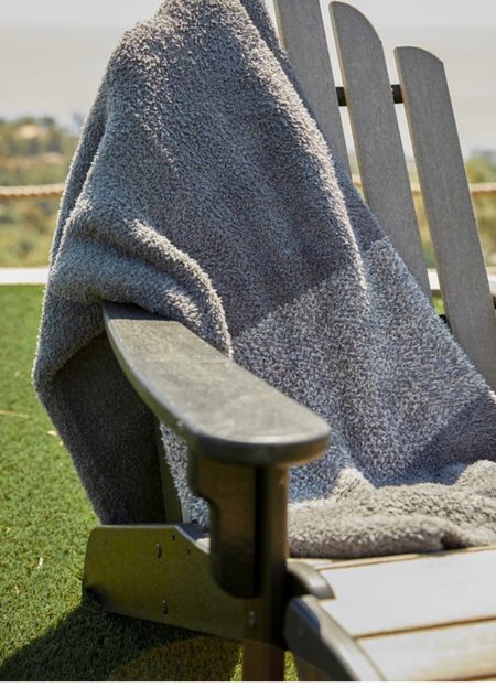 Barefoot Dreams throws for $29? Yes, please! 

#LTKGiftGuide #LTKhome #LTKFind