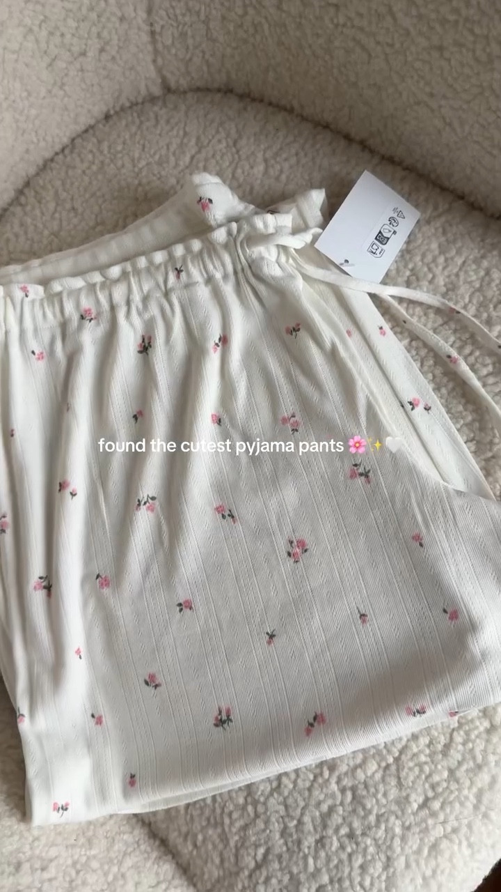 Found the cutest pyjama pants 🌸✨🤍
Folgt für mehr @sheglamms 

Ad 

#hm #pyjama #musthave #trend