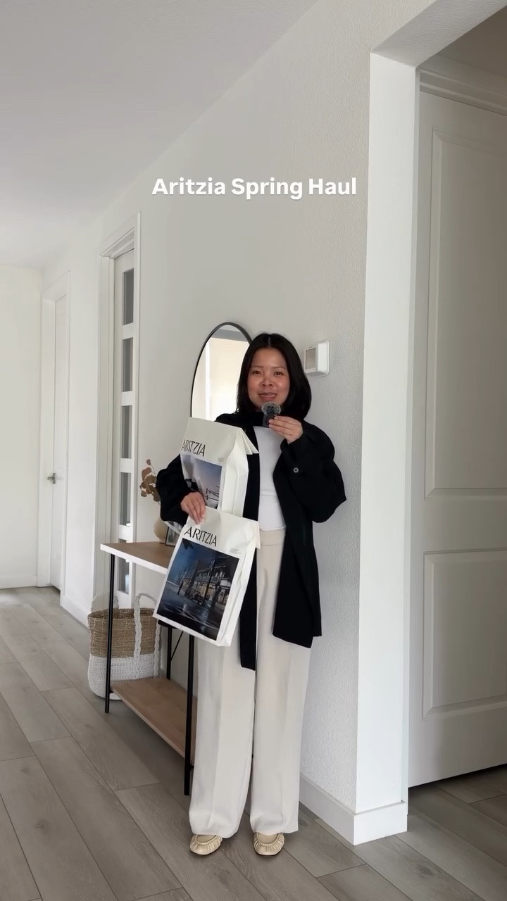 Can’t get enough of the @Aritzia spring collection! 

Outfit 1: 
Size XS blazer
Size XS dress 

Outfit 2:
Size XS jacket
Size S top
Size 4 shorts 

Outfit 3:
Size S top
Size XS pants

Outfit 4: 
Size XS trench coat
Size S top
Size 26 Petite jeans
