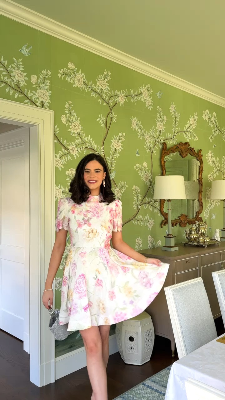 Spring floral dress, great for a dressy event this season!💐 I paired this look with a fun sparkly platform heel and coordinating sparkly purse!