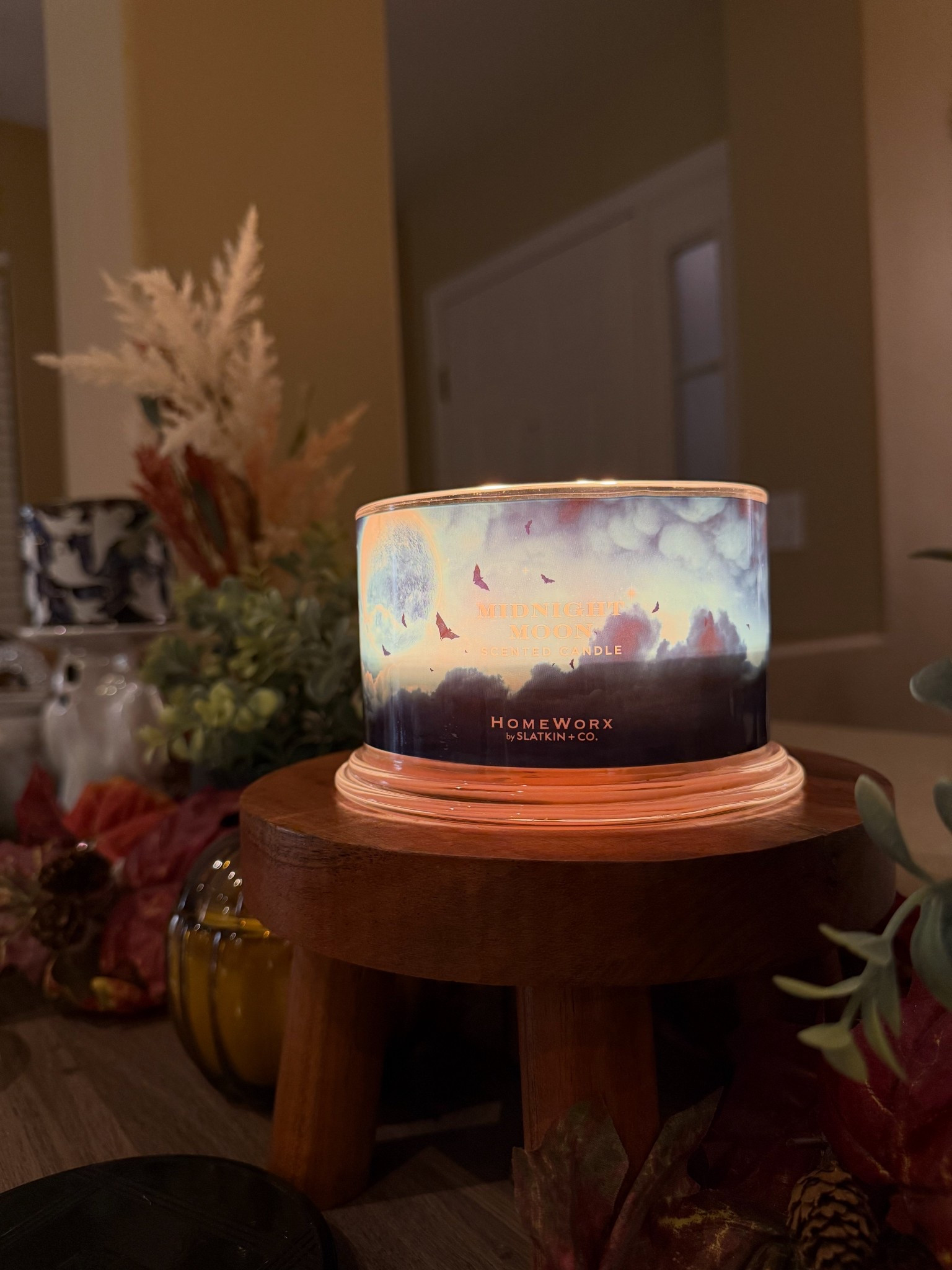 Now this is what I call the @slatkinandco GLOW! ✨🦇🌖 

How beautiful is this vessel?! I love this fragrance Midnight Moon. 🌙 

Notes: Autumn Leaves, Fresh Pumpkin, Dark Woods & Ginger Crystals 

#LTKHome #LTKSeasonal #LTKFindsUnder50