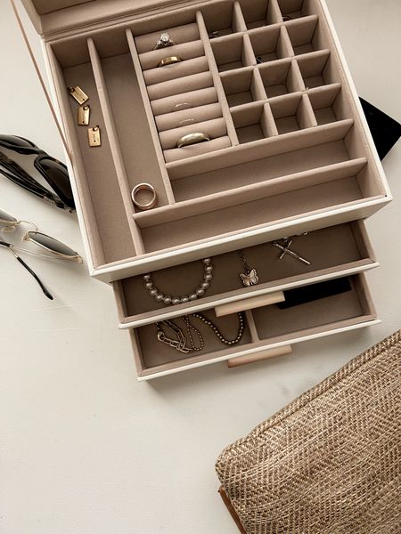 Jewelry box | gift for her | 

+ other gift ideas

xo, Sandroxxie by Sandra
www.sandroxxie.com | #sandroxxie


#LTKfindsunder100 #LTKGiftGuide #LTKCyberWeek