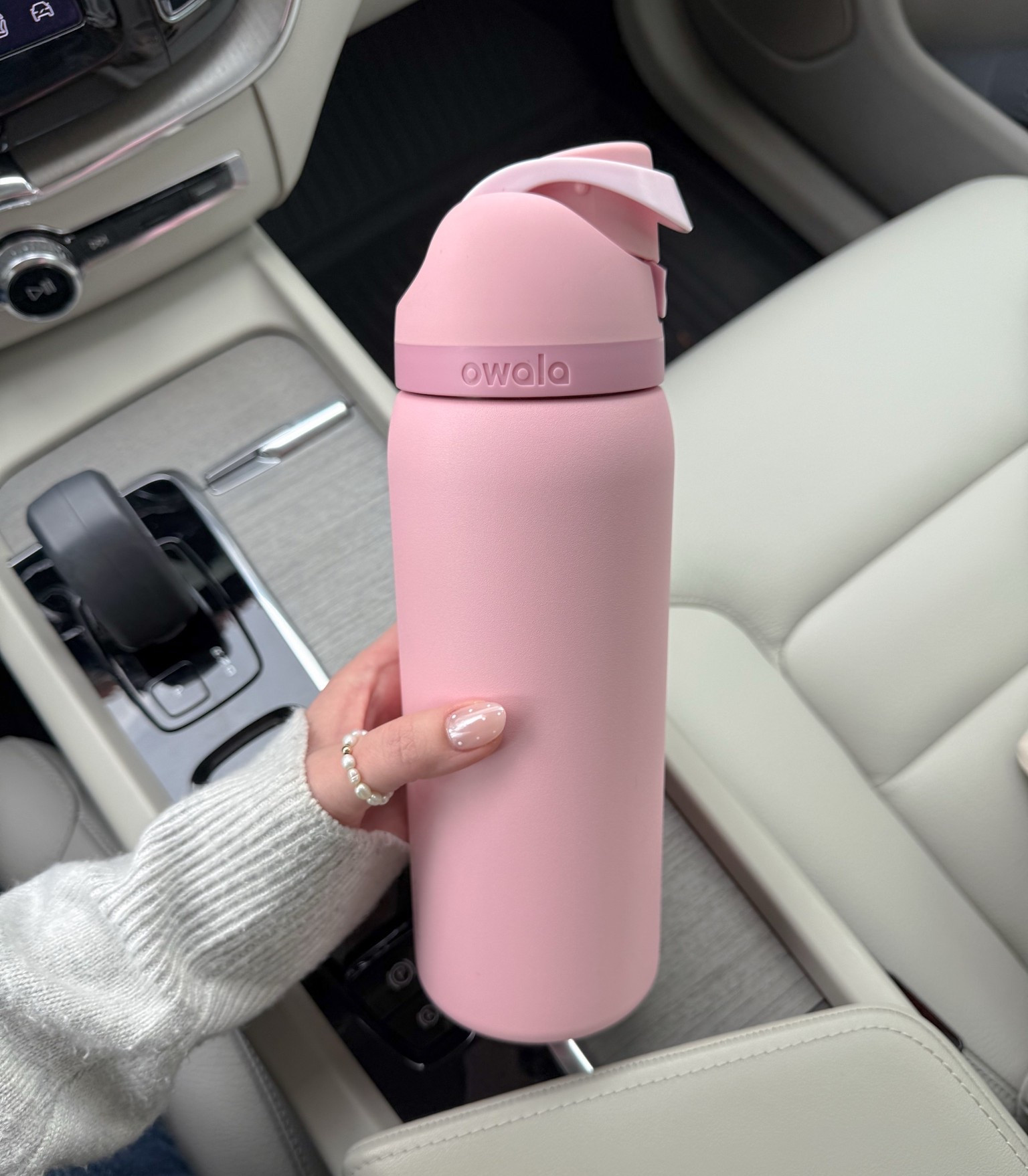 My go-to water bottle lately! This is the 40 oz in the Rose Quartz color.💕

Owala, insulated water bottle, freesip, travel finds, pink finds, favorites, fancythingsblog

#LTKdayinmylife #LTKfitnessgoals #LTKActive