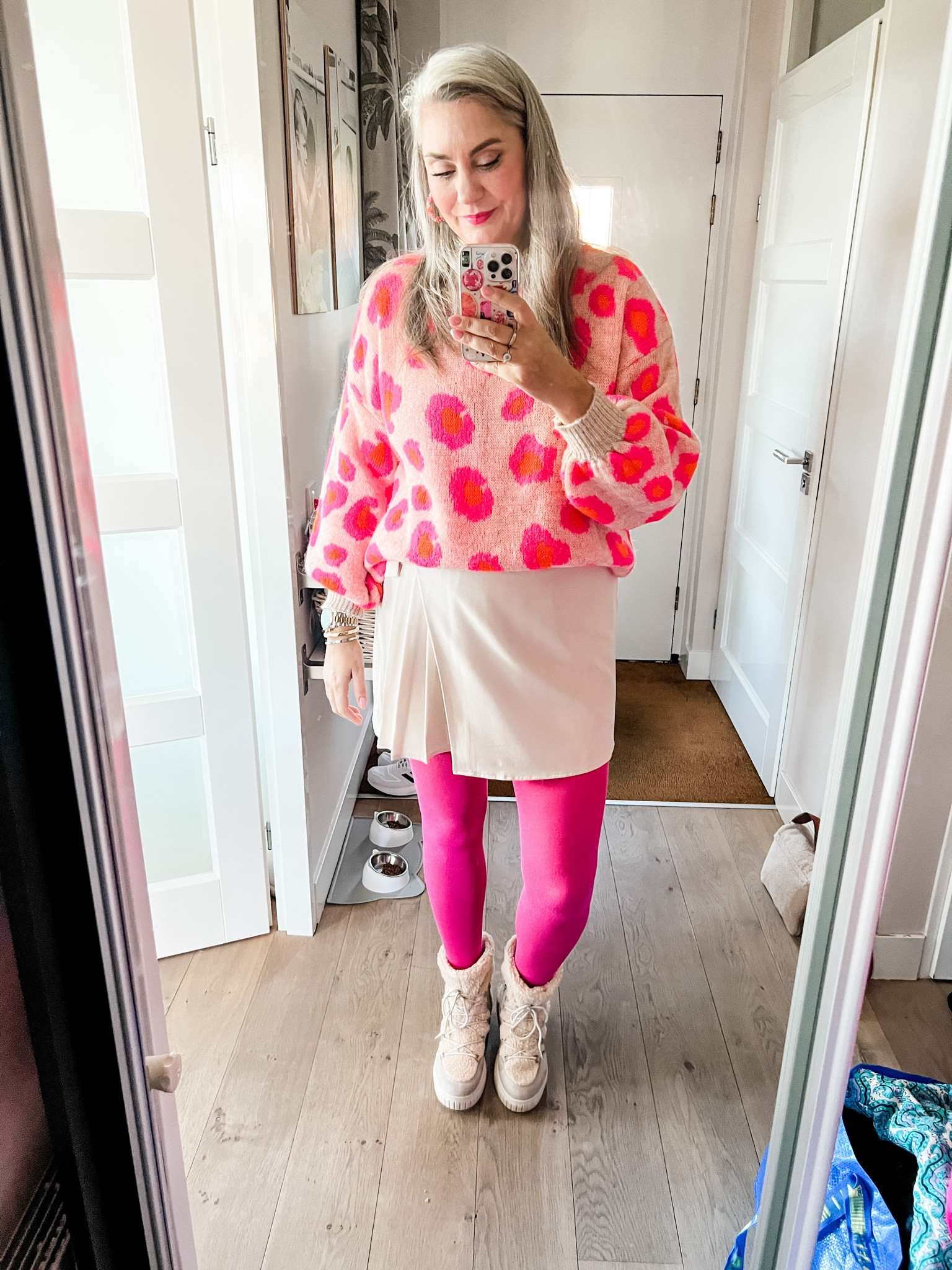 Ootd - Friday. Wool knit leopard jumper in beige pink and orange (old), beige wrap skirt which is partly pleated, hot pink tights (Snag) and snow boots. 



#LTKnederlands #LTKeurope #LTKautumn
