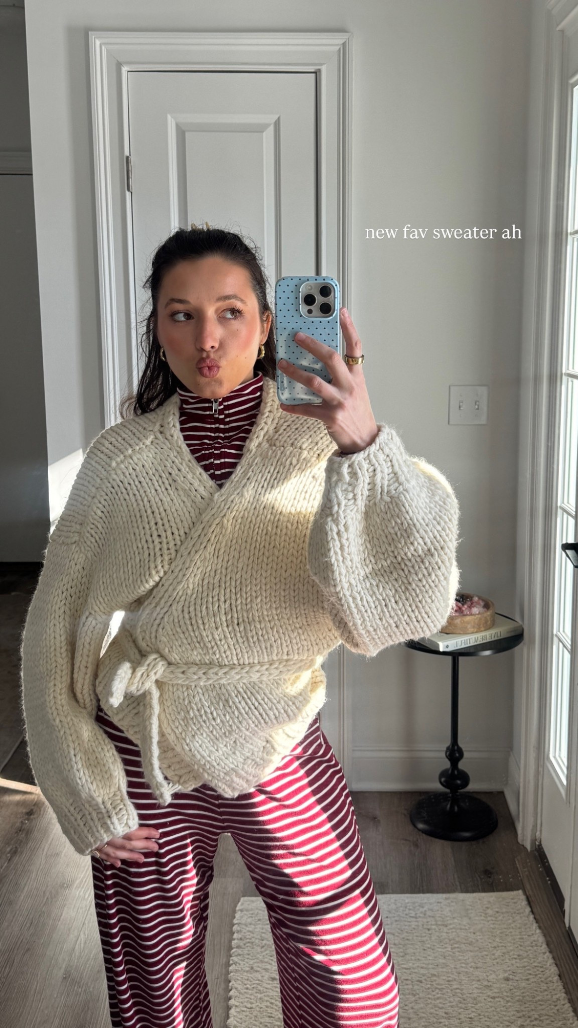 Wearing an xs/small! Can be worn backwards too! 

Winter fashion, outfit inspo, casual style, chunky knitwear, winter outfit 