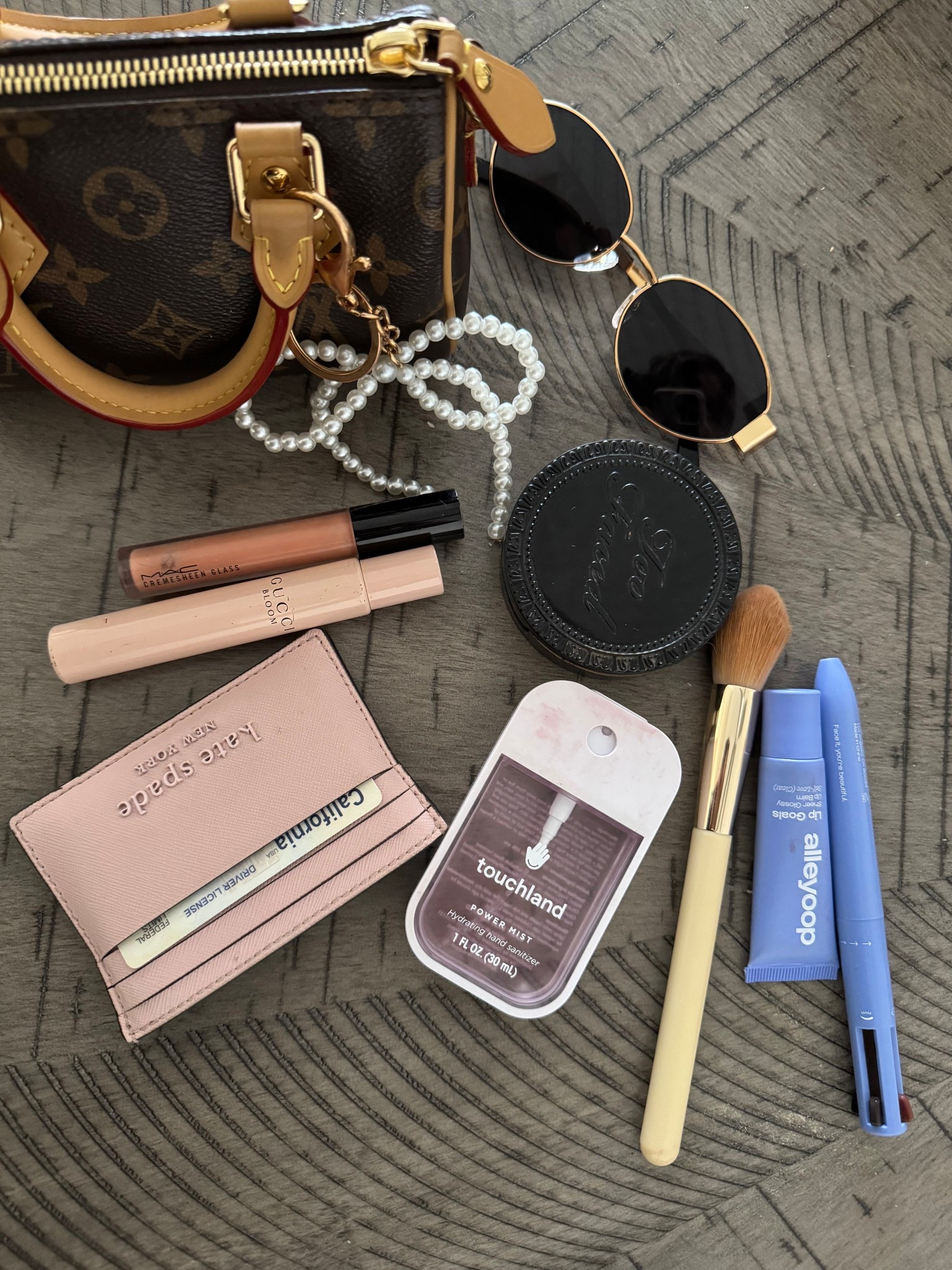 what’s in my bag 👜

#LTKBeauty #LTKItBag #LTKGiftGuide
