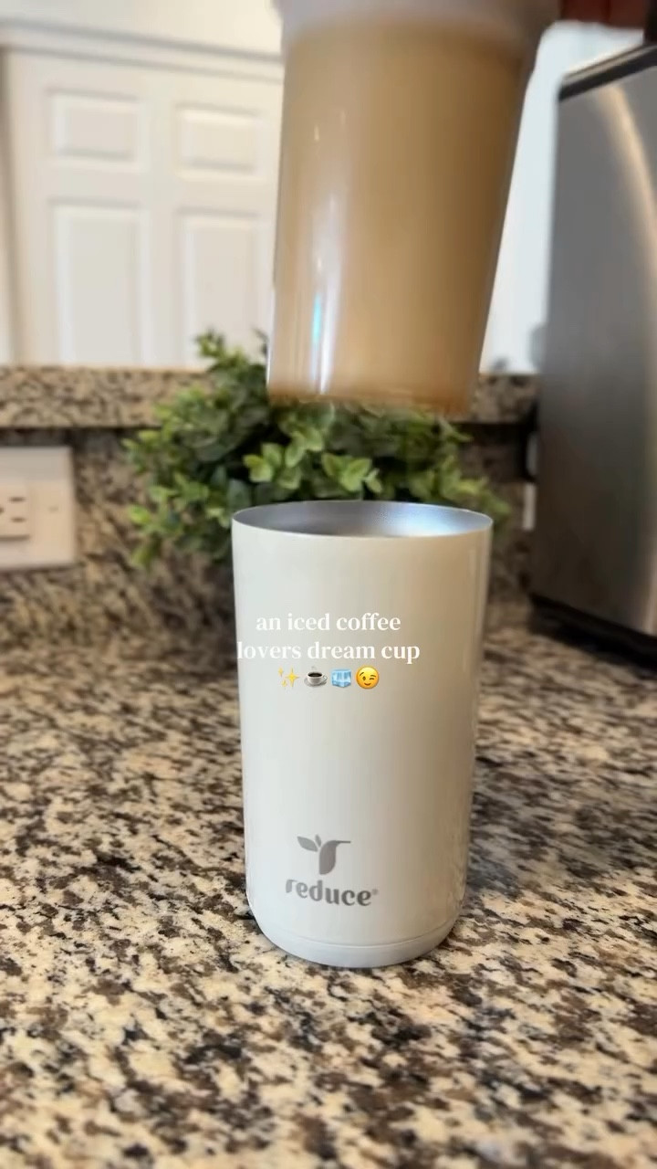 Glass tumbler but make it insulated?? Sign me up! @reduceeveryday #icedcoffee #coffeetumbler #coffeelovers #glasstumblers