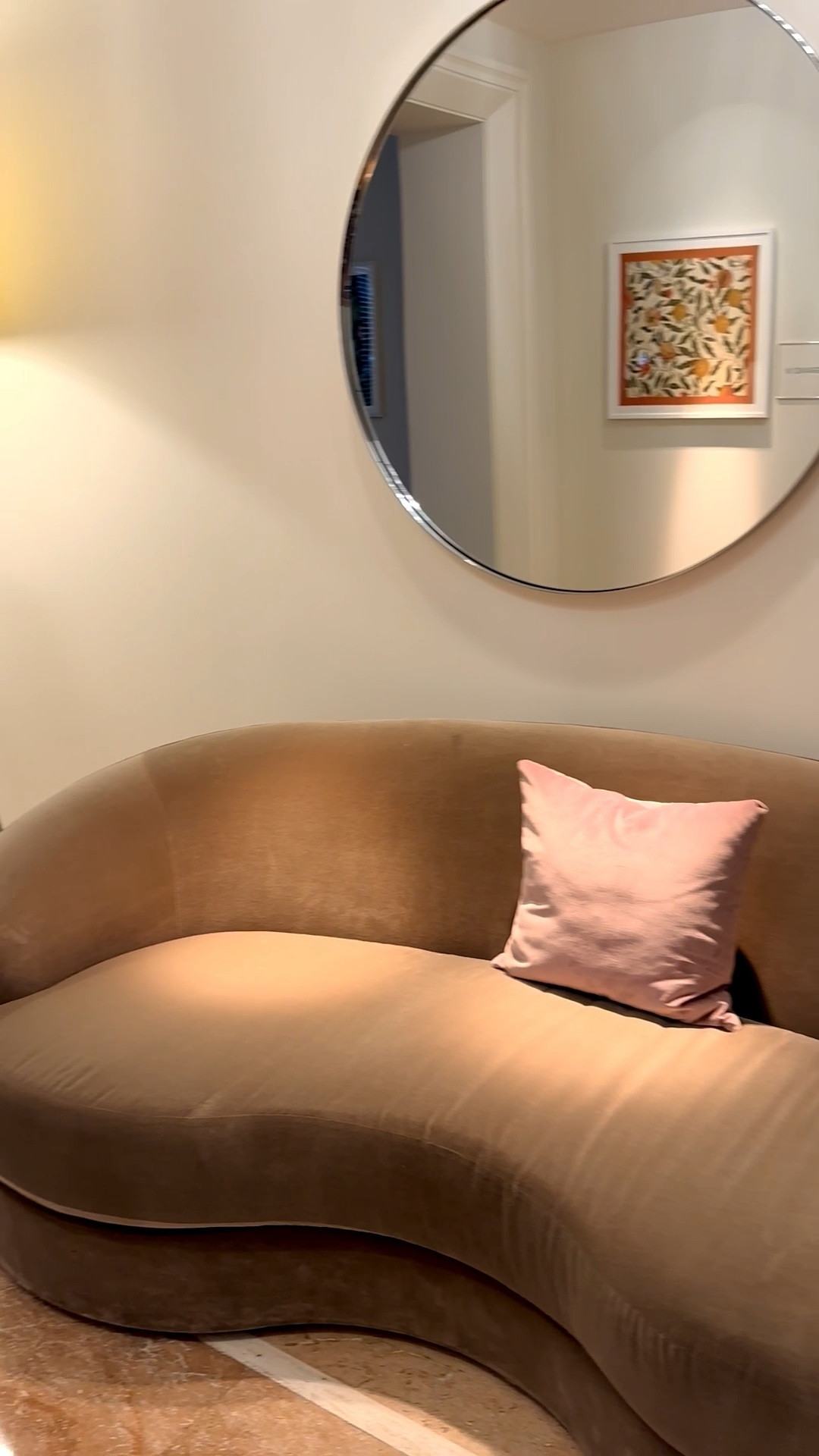 #CozyCorner #CurvedSofa #SoftLiving #HomeAtmosphere #RelaxedLuxury

#LTKHome #LTKSeasonal