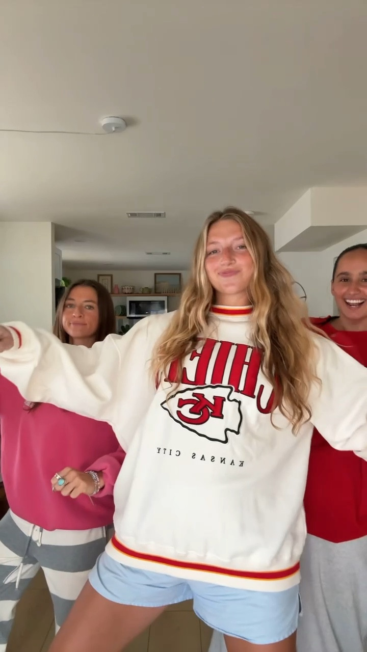 So many questions about this sweatshirt ❤️💛 Go Taylor’s team!! 