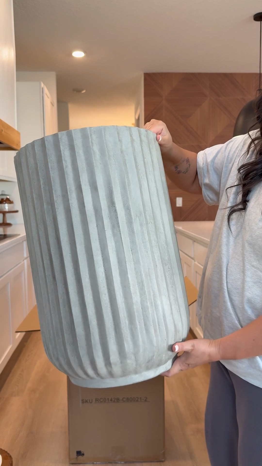 It’s giving designer vibes but it’s from Amazon 😍👌🏼

Faux tree
Fluted planter
Home
Home decor 


#LTKSaleAlert #LTKHome