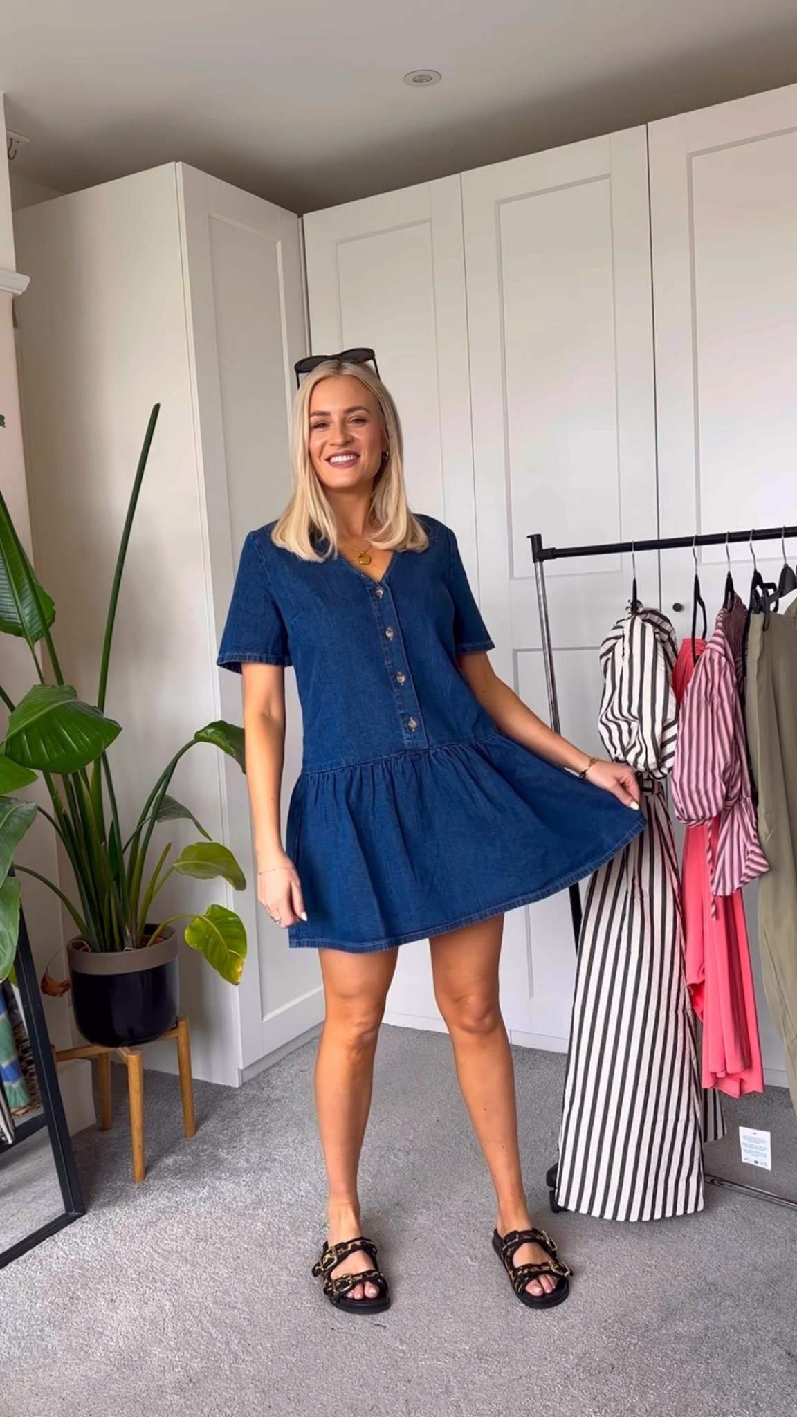 Denim mini smock dress 🖤

Spring outfit, spring style, ootd 