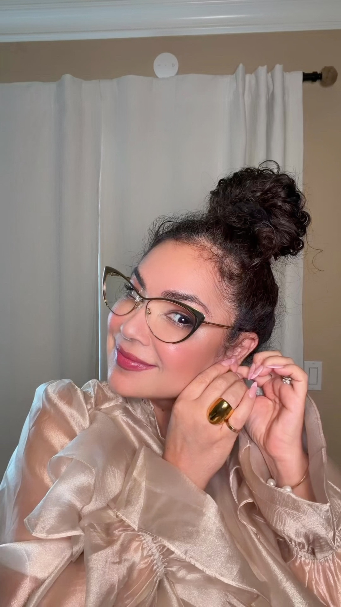 Before the day begins,
before the noise…
look at yourself in the mirror.

And instead of criticism,
offer yourself kindness.

Ask yourself, “what do you need today?”
Because the way you care for yourself
sets the tone for everything else.

You can’t pour from an empty cup -

so start your day by filling yours first.

Blouse @Chicwish 

#styleover50 #over50style #over50fashion #over50andfabulous #over50

