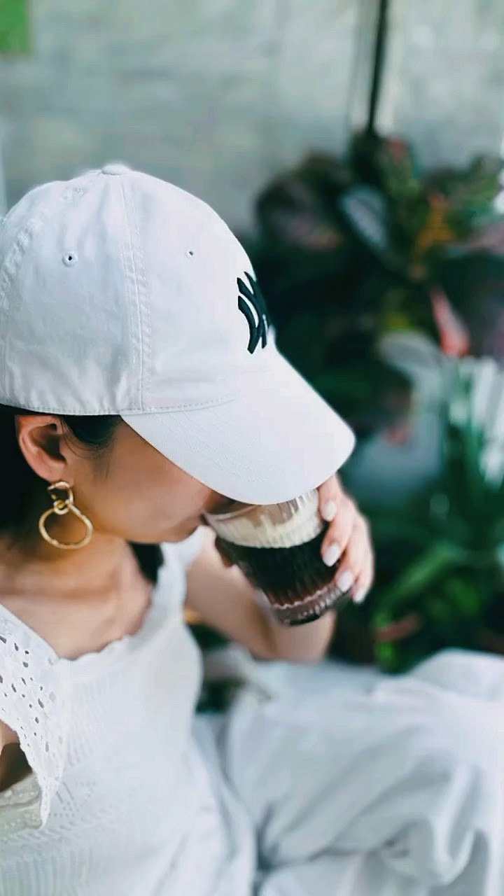 
Casual chic in classic white 🤍 Pairing my favorite tee with a touch of gold to elevate the look. #OOTD

Don’t miss : Aritiza Summer Sale 50%off 

#whiteoutfits #top #handbag #totebag #ltkasia #liketkit #minimalstyle #minimalism #whitehandbag #lookbook #lookwis  #手袋 #歐洲手袋 #折扣碼 #穿搭 #therow


#LTKasia #LTKsummer #LTKsale