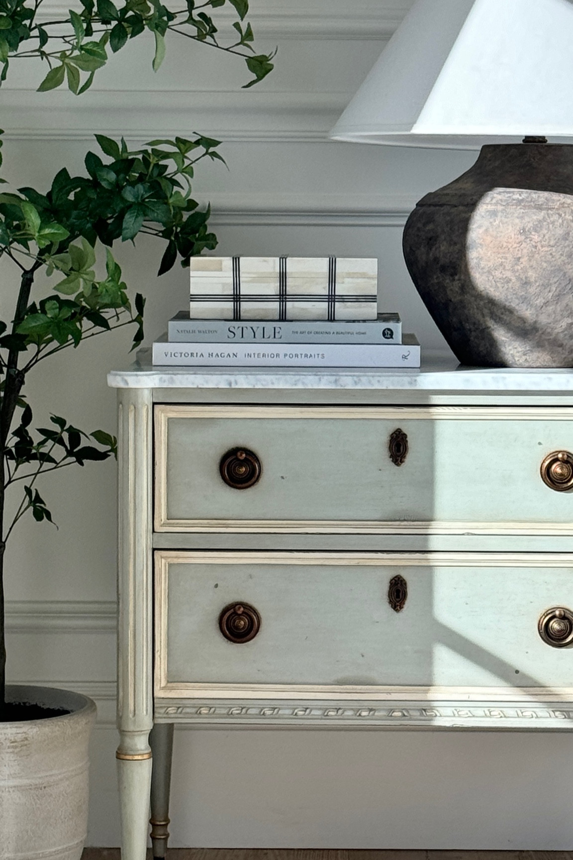 In love with this bone box @alicelanehome.  Truly exquisite box that is 25% off!  This is a perfect gift for Christmas for anyone!  They have so many other beautiful boxes and home decor!  I’ve linked a few of my favorites!

#alicehomelane. @shop.ltk #liketkit liketk.it

#LTKFallSale #LTKHome #LTKSaleAlert