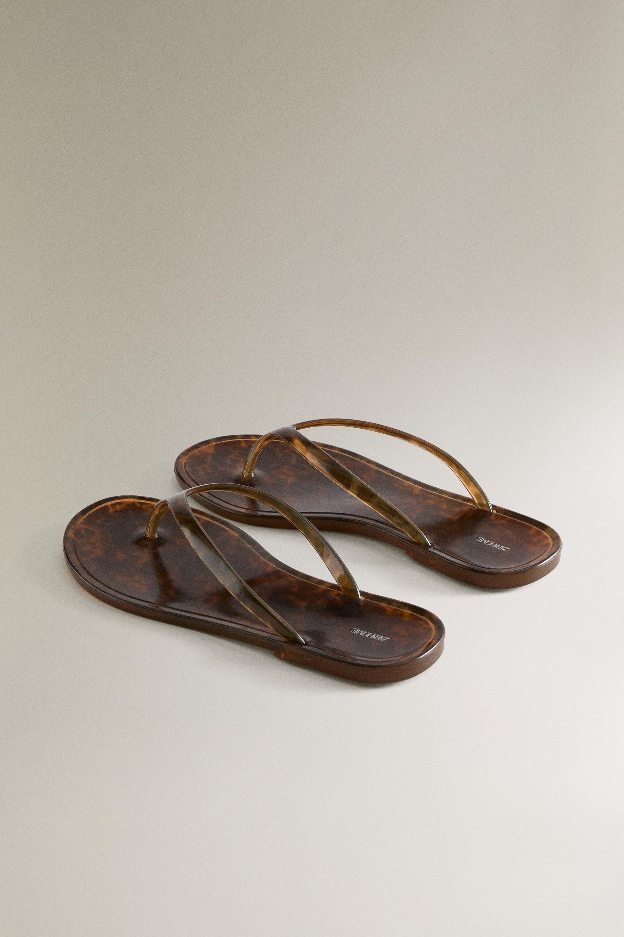 Flat tortoiseshell-effect sandals featuring straps with toe divider. | Zara US