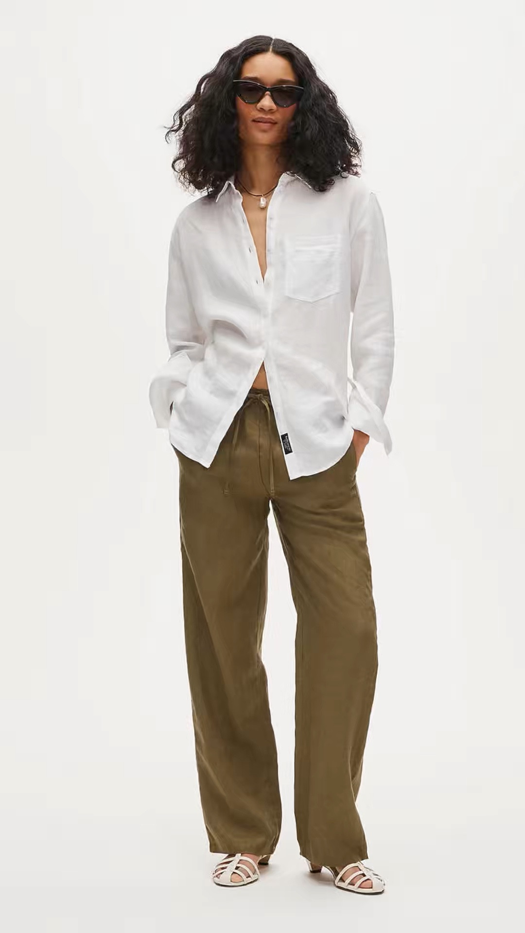 Soleil pant in linen

🔗https://bit.ly/RBHOUSEWIFE

Too soon to buy? Love ‘❤️’ this post in my shop to get a price drop notification. 

RealBoringHousewife on the @LTKApp

#LTKSaleAlert #LTKootd