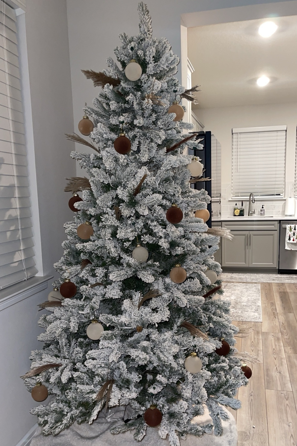 Neutral Christmas tree 

#LTKSeasonal