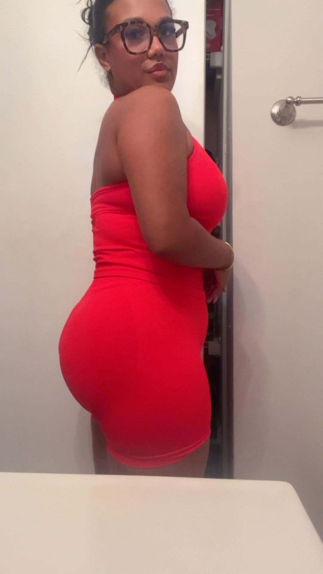 Like a glove! 10/10.
Wearing a size large!
Adjustable neck & built in pads

#LTKMidsize #LTKSaleAlert #LTKActive