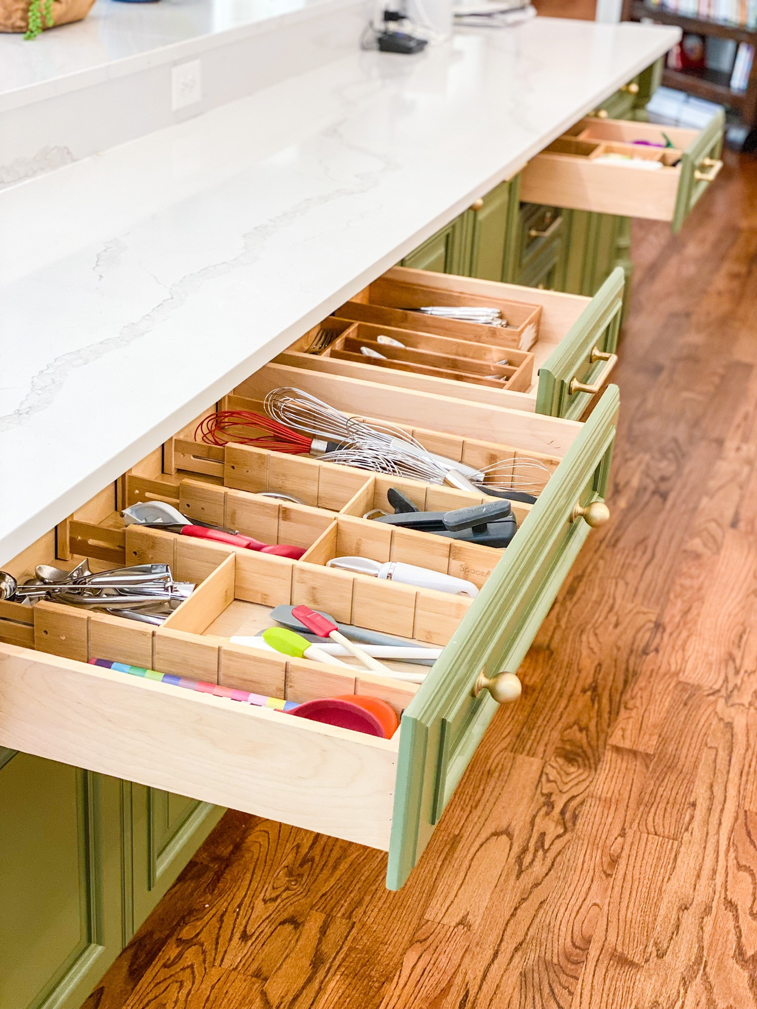 DRAWER ORGANIZATION 

It looks like another rainy week here in Athens which means you need a rainy day activity. ⛈️

Good thing we’ll be talking about DECLUTTERING for the next few days. 

We’ll cover everything from kitchen junk drawers, to storage rooms, to donation baskets. 

Check out stories today for tips on junk drawers and a link to our FAVORITE DRAWER ORGANIZER. 