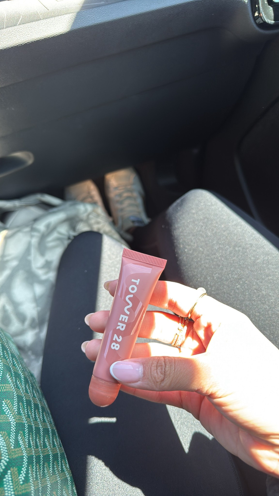 este se ha vuelto mi fav para diario! Queda un nude muy bello y sabe rico! El shade es dulce de leche! Amo amo