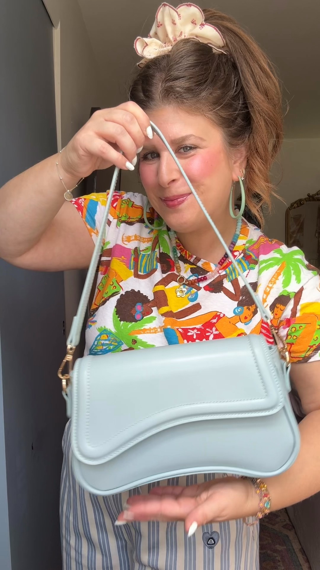 The shape of this bag is so fun!

I thrifted this top for $3! It’s Zara 💃

#thrifted #maximalist #dopaminedressing #maximaliststyle #bag