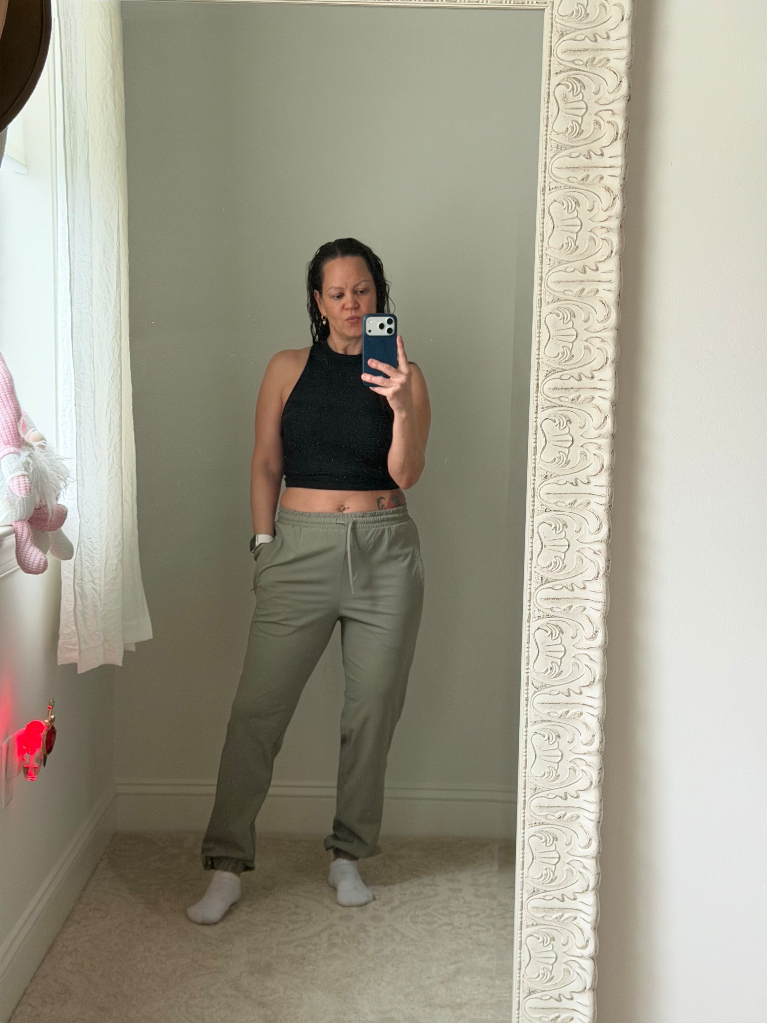 My current everyday uniform 🤍
Relaxed joggers + fitted crop = effortless style

#casualoutfit
#athleisurestyle
#everydayoutfit

#LTKActive #LTKPetite #LTKOver40