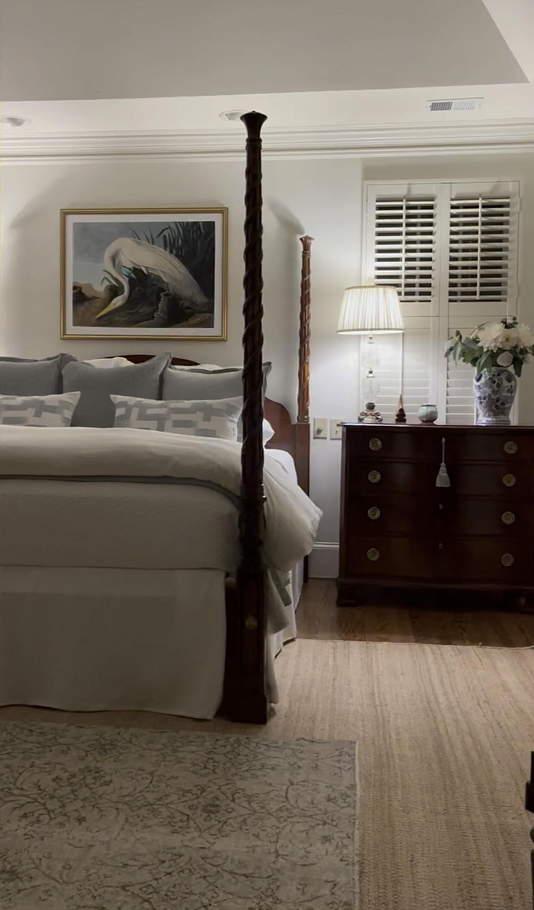 Springing forward with cozy vibes. Losing an hour, but gaining sunshine and smiles. Who else is ready for longer days?
Sweet dreams, my lovely friends!

#blueandwhitehomedecor #traditionalhomemag #springforward #thenewsouthern #lovelyhome #southernladymag #coastalgrandmother #howiblueandwhite #postitandsmile #classichomedecor #southernhomemagazine #beddingstyle #betterhomeandgardens #traditionalhomedecor #myblueandwhitehome #thecollectedlook
#housebeautifulmagazine #mycollectedhome #myblueandwhitestyle #grandmillenialstyle #primarybedroom #traditionalinterior #myupcountrystyle #southernhomedecor #timelessdecor #bhgstyle #preppygrandhome #classicinteriordesign

#LTKstyletip #LTKhome #LTKVideo