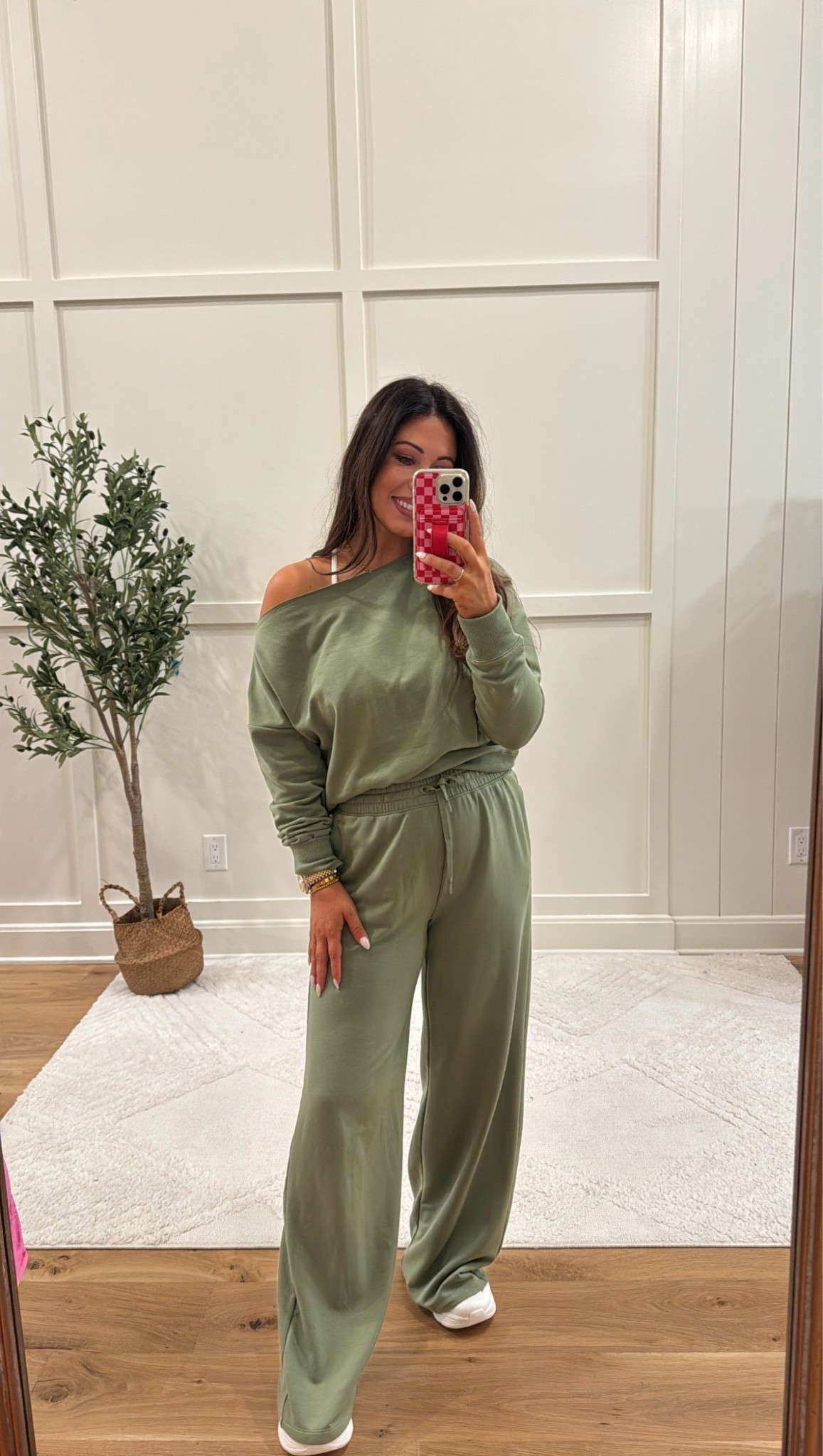 My airport OOTD look!! I am in a size small in everything! I am 5'4 140 lbs!!

#LTKmomlife #LTKmorningroutine #LTKootd