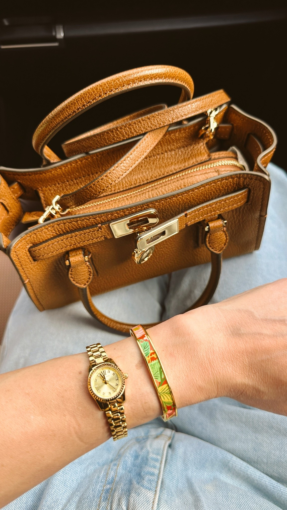 New everyday bag love. 🤎

@michaelkors-us ‘s Hamilton Moderne Extra-Small .

Also… who else is still a watch person? ⌚️😆

#michaelkors #mkpartner