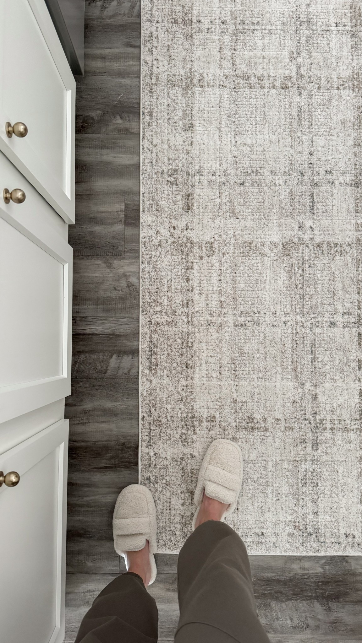 Neutral kitchen runner, target slippers, and my favorite designer look for less hardware from Amazon! 👏🏼

-
Runner rug, neutral kitchen, kitchen decor, gold hardware, kitchen cabinet hardware, amazon hardware

#LTKHome #LTKFindsUnder100 #LTKFindsUnder50