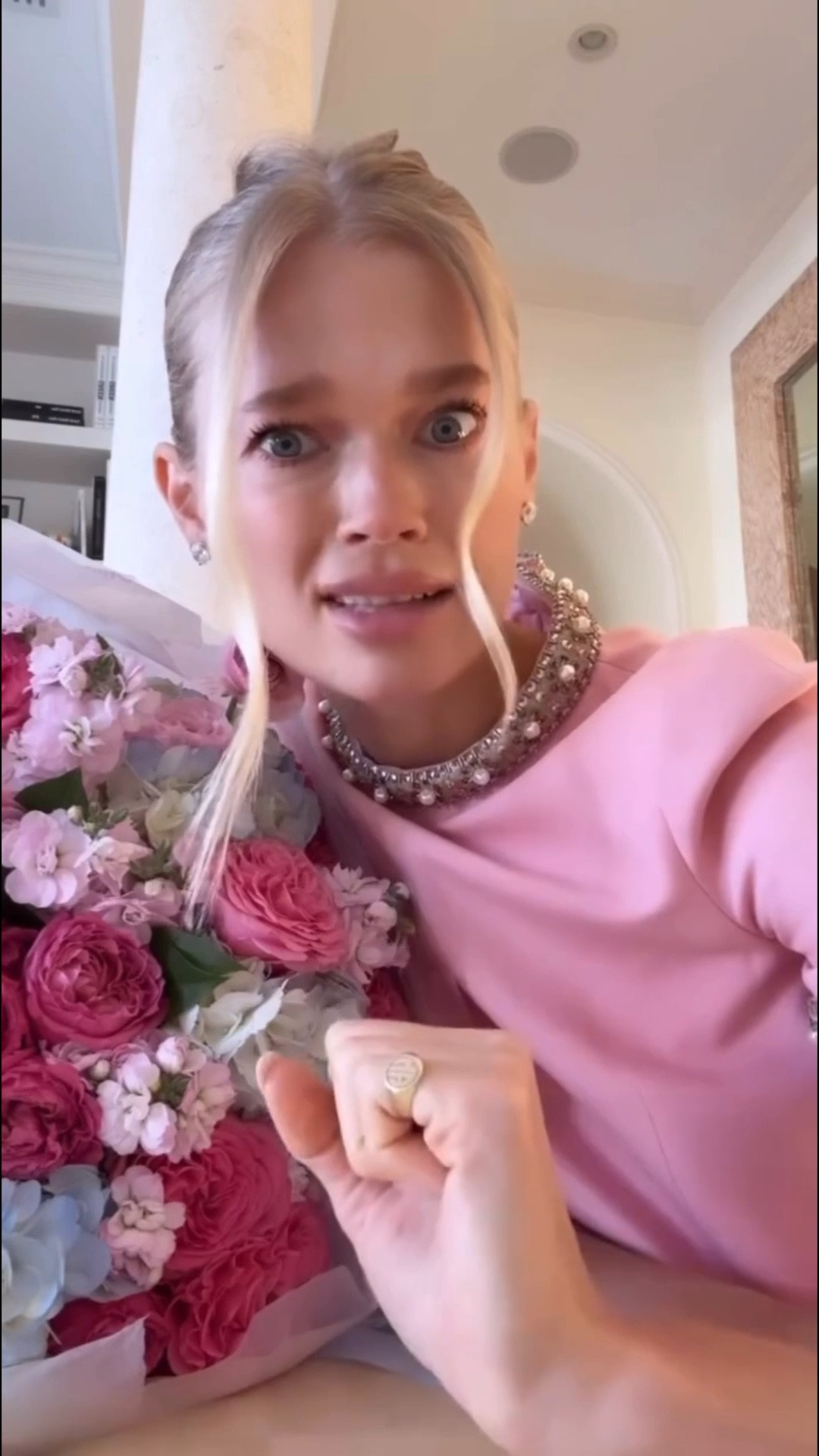 We want flowers and a gift, just to be clear! 💁🏼‍♀️🤣

Remix video @tekeyahsingh (that was a joke, FYI)

#marriedlife #girlsbelike #valentinesday