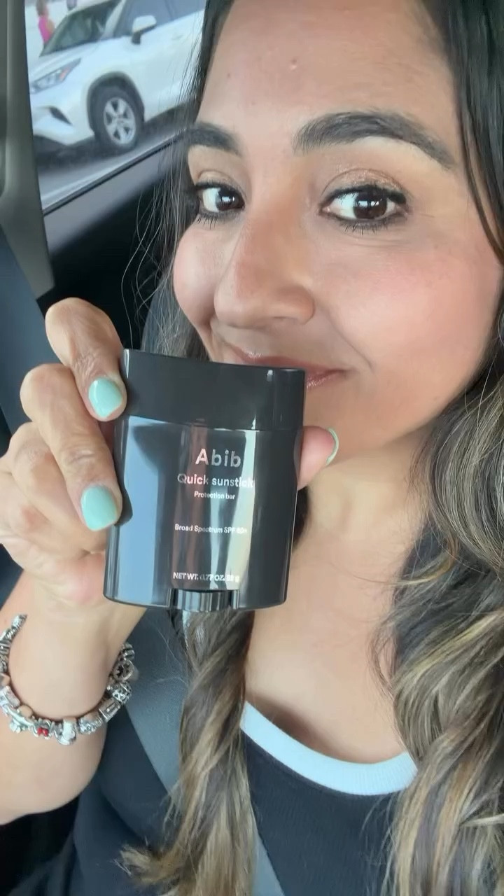 I finally found a sunscreen I will actually reapply 😩☀️#abib #quicksunstick #sunscreen #makeupreapply #nowhitecast @abib.global @abib.official 💗💗💗