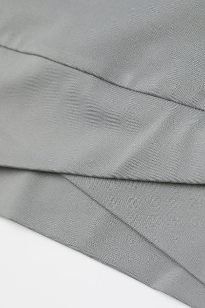 Cropped sports top | H&M (UK, MY, IN, SG, PH, TW, HK)