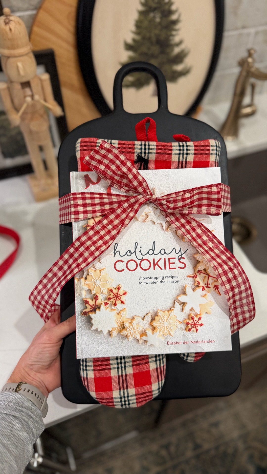 🍪🎅 Easy + cute gift idea! Customize this with any cookbook, personally I love this holiday cookie cookbook! Can you believe this black serving board is from Walmart?! So cute!

#holidaygifting #christmasgiftidea #easygiftideas #giftidea 

#LTKFindsUnder50 #LTKGiftGuide #LTKHoliday
