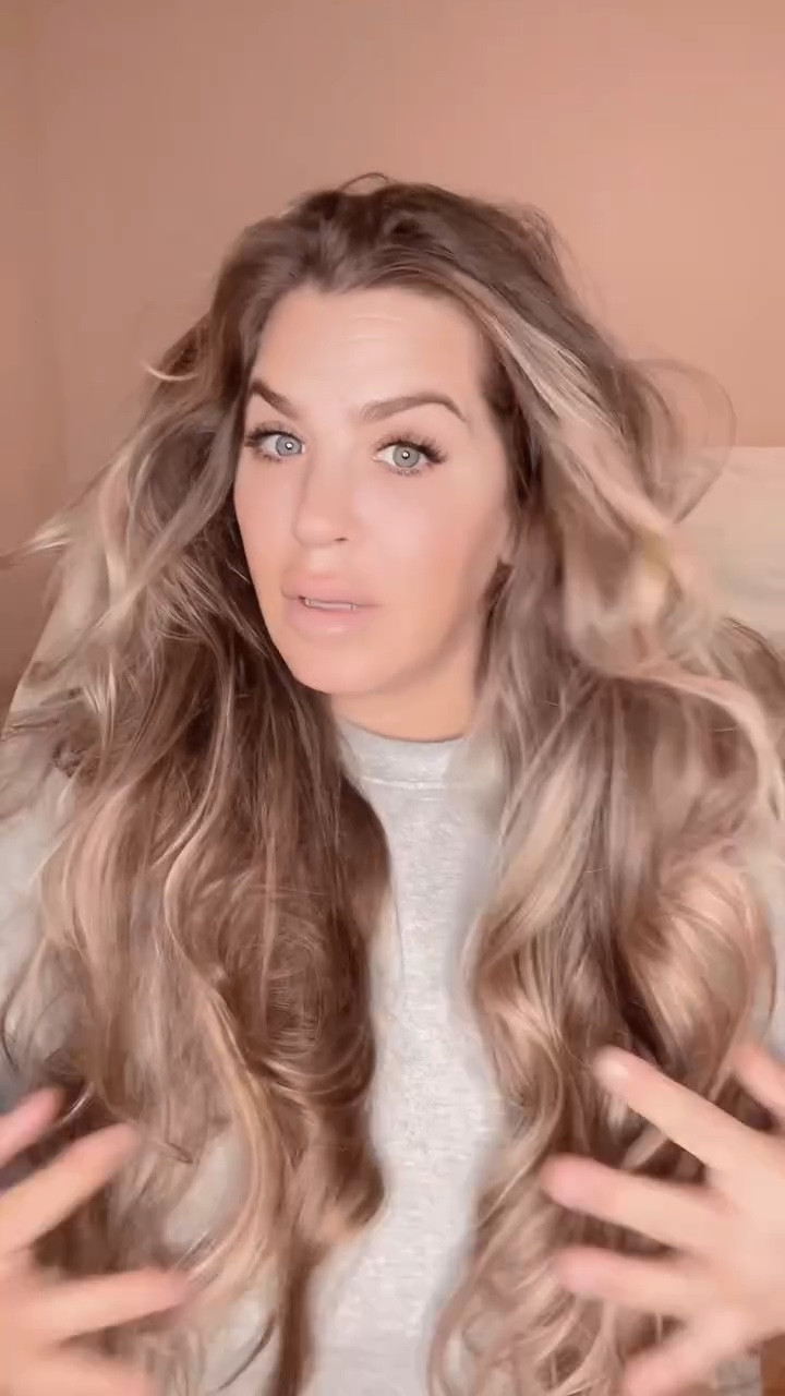 What a @sleepytie can do for your hair ! AMAZED EVERYTIME I take it out !! I’m like WOW ! Best invention ever ! #sleepytie #hair #hairtools #blowoutstyles #blowout #hairmagic #hairtransformation #instahair #heatlesswaves #heatlesshairstyle